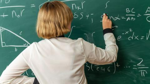 Professoressa che spiega 